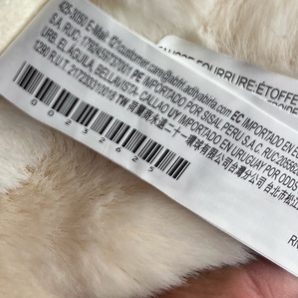 Scarf in Off White ! Super Soft!! And Long Too!! - Picture 6 of 6